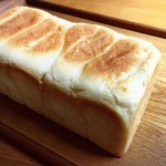 パンの店ベルツ - どっしりした食パン
