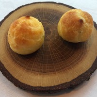 シェ・コーベ - アンチョビとレモンのシューのお口とり