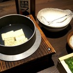 天ぷら海鮮 米福 - お通しとして湯豆腐が運ばれてきました。