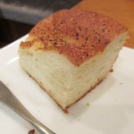 Restaurant Cinq - コースにつくフォカッチャ('18年4月下旬)