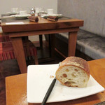 Restaurant Cinq - コースにつくバゲット('18年4月下旬)