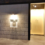 Restaurant Cinq - 夜の外観。吉田駅から徒歩2分('18年4月下旬)
