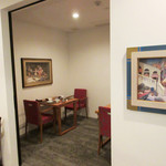 Restaurant Cinq - 店内の一角。テーブルのみ('18年4月下旬)