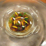 Restaurant Cinq - 前菜:生ウニ/富山ホタルイカ/牛コンソメジュレと人参ムース/ハーブ('18年4月下旬)