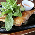 ビアホフ ガンバリウス - 大山どり骨付もも肉のスパイシーロースト