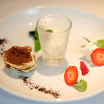 VIA Brianza - ランチコース 5300円 のミルクのジェラート、ココナッツ風味のパンナコッタ、フロマージュブラン