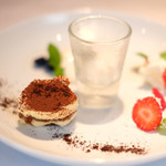 VIA Brianza - ランチコース 5300円 のミルクのジェラート、ココナッツ風味のパンナコッタ、フロマージュブラン