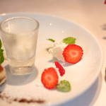 VIA Brianza - ランチコース 5300円 のミルクのジェラート、ココナッツ風味のパンナコッタ、フロマージュブラン