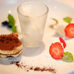 VIA Brianza - ランチコース 5300円 のミルクのジェラート、ココナッツ風味のパンナコッタ、フロマージュブラン