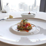 シグネチャー - 温前菜②　　トマトとアボカドのタルトレット　リコッタチーズとバジルオイル　フェンネルのサラダ