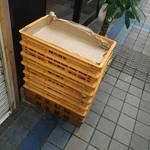 武玄家 - 外に置かれた『麻生製麺』の麺箱。