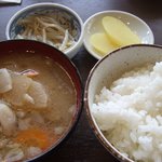 とんかつ大関 - 定食に付くご飯、豚汁、漬物