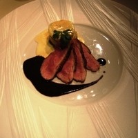 レストランひらまつ 広尾 - 鴨胸肉のロースト　豊潤な赤ワインソース　軽くクリームで煮込んだジャガイモとセップ茸添え