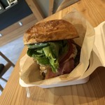 ビトウィーン ザ ブレッド - 別アングル