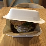 ビトウィーン ザ ブレッド - 顔をのぞく