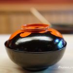 緒方 - 煮物椀 もずくのお椀に、揚げたてのもち米を