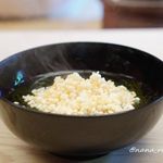 緒方 - 煮物椀 もずくのお椀に、揚げたてのもち米を
