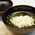 緒方 - 煮物椀 もずくのお椀に、揚げたてのもち米を