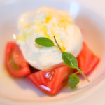 ランチコース 5300円 のブラータチーズ 静岡県産アメーラ カプレーゼ