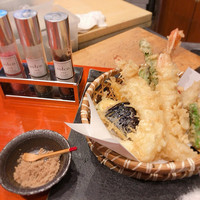 魚竹 - 天ぷらの盛り合わせ  いろんなお塩でいただきます
                左下にあるのが梅のお塩。