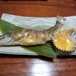 木賊温泉 旅館 井筒屋 - 柔らかく頭から骨まで食べられる岩魚の塩焼き