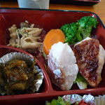 寿喜養膳 - 右は赤魚の塩麴焼き