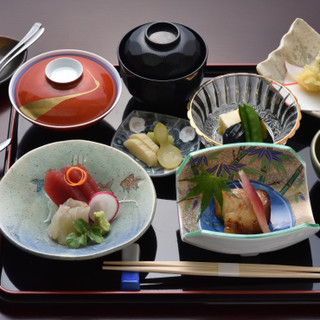 ご会食 ビジネスランチに 会席膳 板前が丁寧に作る伝統的な日本料理をリーズナブルにランチ でご利用いただけます 当店の開店以来お褒め頂いている名物の西京焼きも付いております 平日昼のみ個室予約可 日本料理 若狭 わかさ 藤沢 懐石 会席料理 食べログ