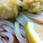 釜たけうどん - 2011.7.31(日)11時丁度、すんなり入れました(^o^)/おきまりの冷ぶっかけ玉子竹輪入り750円