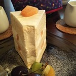Chatoka - シフォンケーキに添えられたフルーツ
