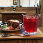 米粉のベリーケーキとハーブティーのストロベリー