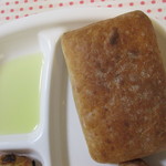 くらしをあそぶ展 - チャバタ、オリーブオイルをつけて