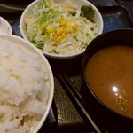 肉屋の正直な食堂 - ごはんサラダ味噌汁