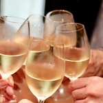 餃子とスパークリング バブルス - スパークリングで乾杯〜♪