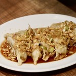 餃子とスパークリング バブルス - バブルスの揚げぎょうざ