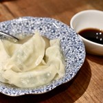 餃子とスパークリング バブルス - バブルスの水ぎょうざ