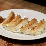 餃子とスパークリング バブルス - バブルスの焼きぎょうざ