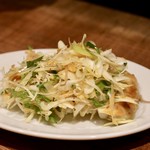 餃子とスパークリング バブルス - サラダぎょうざ