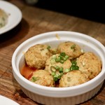 餃子とスパークリング バブルス - 鶏団子のトマト煮