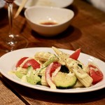 餃子とスパークリング バブルス - 夏野菜サラダ