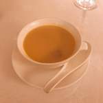 China Tang - 天下一品のスープの灰汁を掬いまくるとこういう具合？ な上等鳥スープには梨が具に入っているほか…