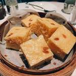 yè shanghai - 馬拉糕的な一品。なんだか有難い名前が付いていたけど失念。図体の割には空気をたくさん含みふわふわで軽く、黒砂糖っぽい甘味が自然。理屈として美味しいのはわかる。