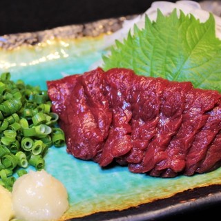 薬味と合わせガツンと！人気の馬刺しはとろける滋味な旨さ。