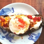 ブリコラージュ ブレッド アンド カンパニー ダイニング・カフェ - 豆腐サワークリームとアリスの卵、ケイジャンピペラードのオープンサンド。