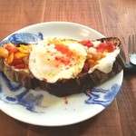 ブリコラージュ ブレッド アンド カンパニー ダイニング・カフェ - 豆腐サワークリームとアリスの卵、ケイジャンピペラードのオープンサンド。