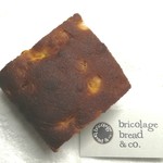 ブリコラージュ ブレッド アンド カンパニー - 夏のフォカッチャ。コーンが甘く、ローズマリーとオリーブオイルの香り風味が存分に楽しめるおいしさ。しっとりふかふかやわらか中生地、皮のところの香ばしさもおいしい。