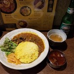 SPICY CURRY 魯珈 - 中華風春雨咖喱とラムカレー(ビンダル風)のぷちカレー、台湾ビール