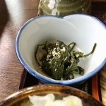 そば処　千成 - 胡椒の葉の煮物