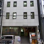 旬彩　ふくろう - お店は、このビルの地下にあります。