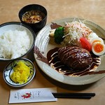 Hinago - ハンバーグ（サラダ、ライス、お味噌汁、漬物付き）（950円）