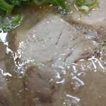 博多長浜ラーメン みよし - チャーシュー。スープが良い感じです。